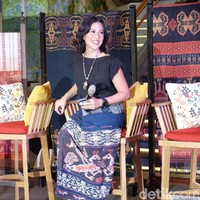 Bintang Ada Apa dengan Cinta? itu mengenakan atasan hitam bersiluet longgar dan sarung tenun ikat sumba sebagai rok. Foto: Daniel Ngantung/Wolipop