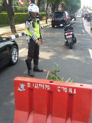 Polisi pasang pembatas jalan portable untuk hindari kecelakaan