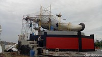 Tugu Ikan Belido yang terbuat dari tembaga ini mempunyai dimensi tinggi 13 meter dan panjangnya 9 meter. Lokasinya berada di Benteng Kuto Besak (BKB) Palembang (Raja Adil/detikTravel)
