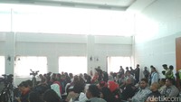 Meski Ahok tak hadir, pengunjung sidang tetap ramai. Foto: Dony Indra Ramadhan/detikcom