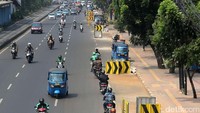 Mereka melawan arus untuk memperpendek jarak tempuh.