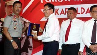 Atas kerja sama itulah misi penyelundupan narkoba itu pun berhasil digagalkan. Maka, sebagai bentuk apresiasi, Idham memberikan penghargaan kepada instansi-instansi terkait yang terlibat dalam operasi tersebut.