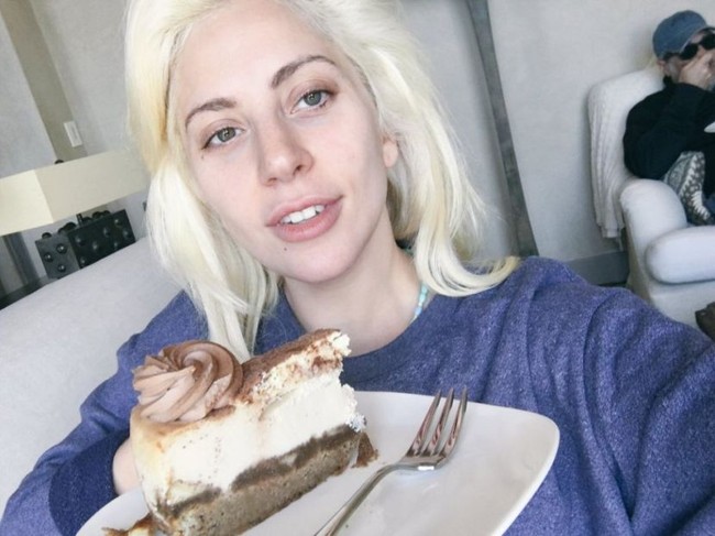Bukan hanya sebelum atau sesudah, Lady Gaga juga sering tampil dengan wajah polos di keseharian. Tetap cantik, bukan?