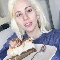 Bukan hanya sebelum atau sesudah, Lady Gaga juga sering tampil dengan wajah polos di keseharian. Tetap cantik, bukan?