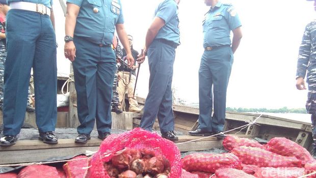 Kapal Penyelundup 25 Ton Bawang Kandas di Perairan Aceh Utara