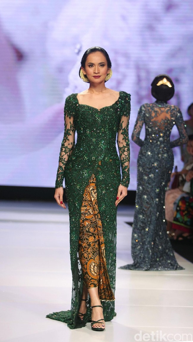 Koleksi terbaru dari Vera Anggraini dengan mengusung tema Merajut Nusantara yang bertempat di Ballroom Grand Hyatt hotel, Jakarta. [Foto: Mohammad Abduh/Wolipop]