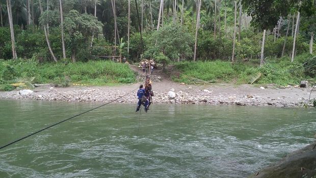 Aksi Ekstrem Serka Darwis Seberangkan Anak Sekolah Pakai Gondola
