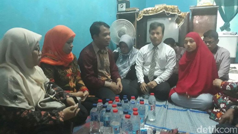Beri Rasa Aman, Polisi Jaga Rumah Terduga Pencuri Ampli di Bekasi Beri Rasa Aman, Polisi Jaga Rumah Terduga Pencuri Ampli di Bekasi