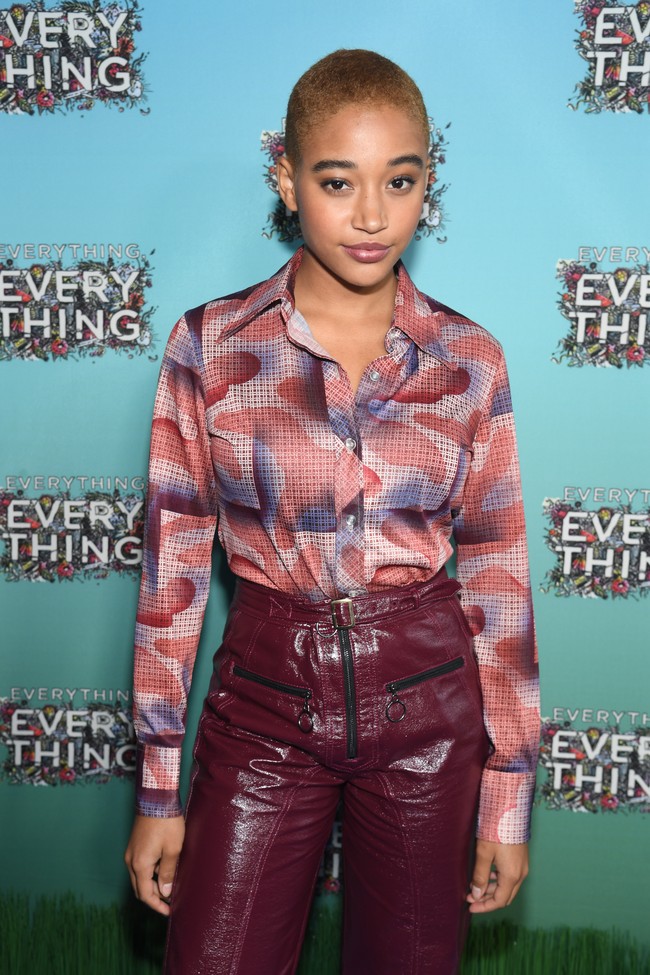 Amandla Stenberg mencukur rambut untuk film Where Hands Touch. Ia mengubah penampilannya dengan mewarnai rambutnya jadi pirang sehingga lebih stylish. Foto: Getty Images
