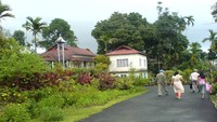 Kebanyakan orang menganggap India sebagai negara yang kumuh dan jauh dari kesan bersih. Namun di bagian timur India, dekat Bangladesh ada Desa Mawlynnong yang lain ceritanya (northeasttourism.gov.in)