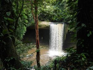 Foto: Patung Bunda Maria di Balik Air Terjun Kalimantan