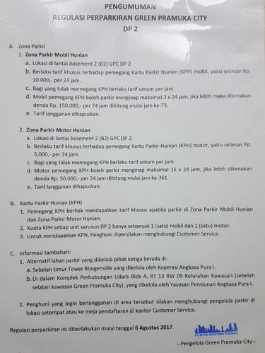 Selebaran pengumuman soal aturan perparkiran yang berlaku di Apartemen Green Pramuka