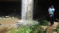 Mendekati ujung anak tangga sebuah gua dengan patung Bunda Maria di dalamnya pun terlihat. Setengah sisi depannya tertutup air terjun dengan tinggi sekitar 20 meter yang mengalir dengan derasnya (Kurnia/detikTravel)