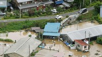 Penampakan rumah-rumah yang terendam banjir akibat sungai yang meluap dan hujan teras karena Topan Noru (Foto: Kyodo/via REUTERS)