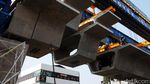 Foto: Pemasangan Box Girder LRT Velodrome-Kelapa Gading