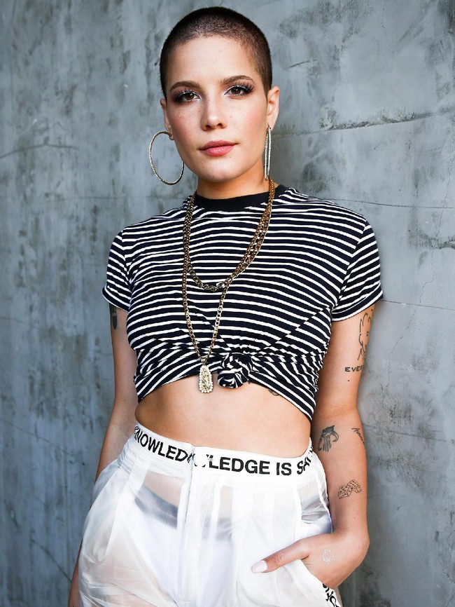 Penyanyi Halsey mencukur rambutnya pada 2015 karena ia kesal selalu dijuluki gadis berambut biru atau gadis rambut pixie. Setelah botak, karakternya jadi terlihat lebih kuat. Foto: Getty Images