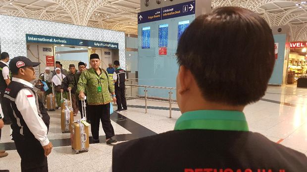 Kadaker Bandara Madinah, Arsyad Hidayat, meminta pihak travel memegang komitmen. Praktek harus sesuai dengan janji.