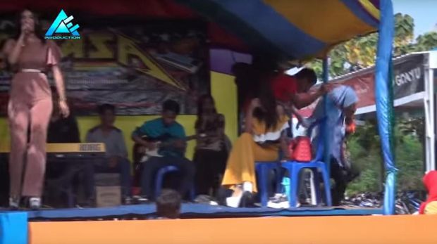 Terciduk! Asyik Joget Bareng Pedangdut, Pria Ini Kepergok Istri