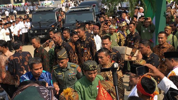 Presiden Jokowi menyampaikan apresiasi yang tinggi kepada segenap pihak yang telah ikut memelihara seni bela diri pencak silat.