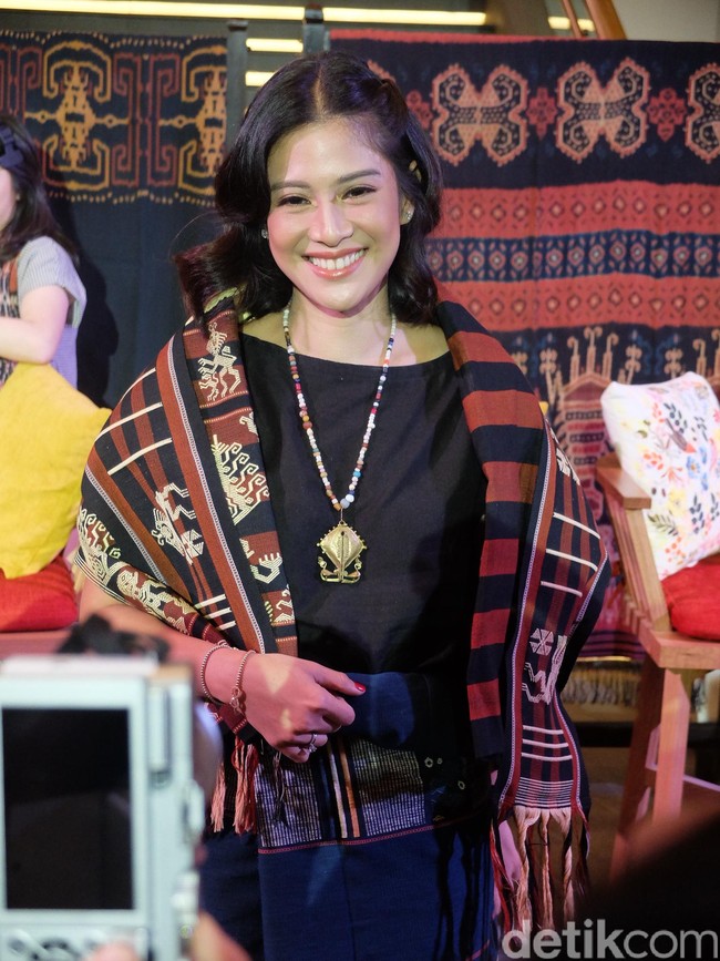 Tampak kalung bernuansa etnik ikut mempercantik penampilan Dian. Foto: Daniel Ngantung/Wolipop