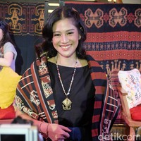 Tampak kalung bernuansa etnik ikut mempercantik penampilan Dian. Foto: Daniel Ngantung/Wolipop