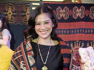 Foto: Senyum Sumringah Dian Sastrowardoyo Pakai Kain Tenun Ikat Sumba