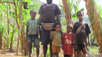 Potret keluarga suku Moni di Desa Ugimba. Sayang sekali, belum ada Puskemas dan sekolah di sana karena aksesnya yang sulit terjangkau (Afif Farhan/detikTravel)