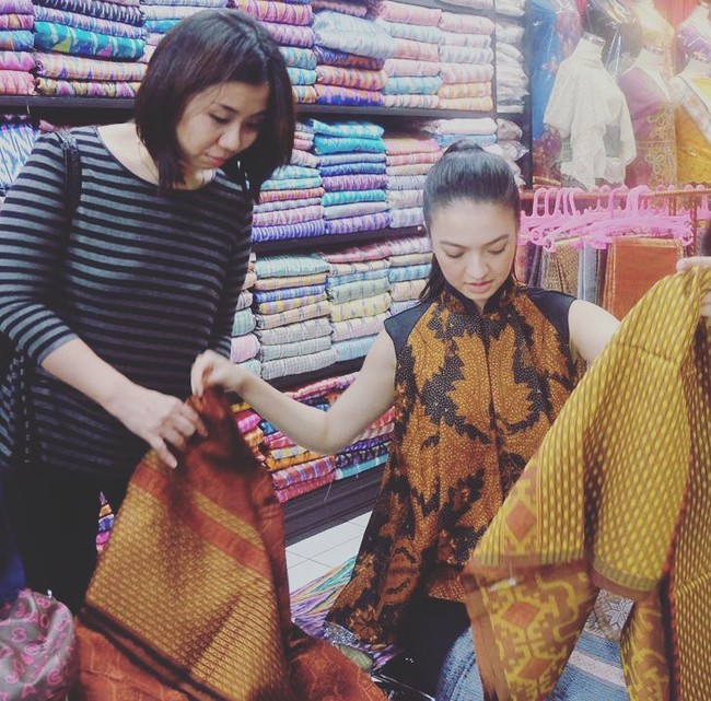 Berkunjung ke Makasar dan mendatangi toko kain, Raline Shah memilih memakai atasan batik dengan warna cokelat yang klasik. (Foto: Dok. Instagram Raline Shah)