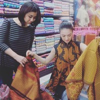 Berkunjung ke Makasar dan mendatangi toko kain, Raline Shah memilih memakai atasan batik dengan warna cokelat yang klasik. (Foto: Dok. Instagram Raline Shah)