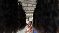 Rambut-rambut hasil dari sumbarangan para pendoa, nantinya dikumpulkan dan dibersihkan. Rambut nanti dijual dan uangnya disumbangkan kembali untuk perawatan dan penjagaan kuil/ tempat ibadah (Arun Sankar/AFP)