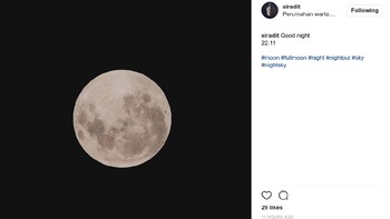 Gerhana Bulan parsial Selasa (8/8/2017) dini hari begitu memesona. Netizen yang berhasil menjepret momen ini pun berbagi hasil pantauan mereka melalui Instagram. Foto: Instagram @siradit