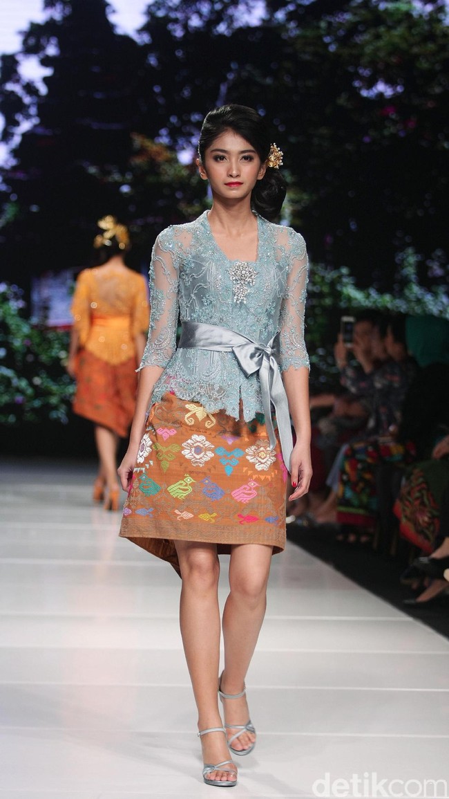 Koleksi terbaru dari Vera Anggraini dengan mengusung tema Merajut Nusantara yang bertempat di Ballroom Grand Hyatt hotel, Jakarta. [Foto: Mohammad Abduh/Wolipop]