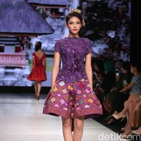 Koleksi terbaru dari Vera Anggraini dengan mengusung tema Merajut Nusantara yang bertempat di Ballroom Grand Hyatt hotel, Jakarta. [Foto: Mohammad Abduh/Wolipop]