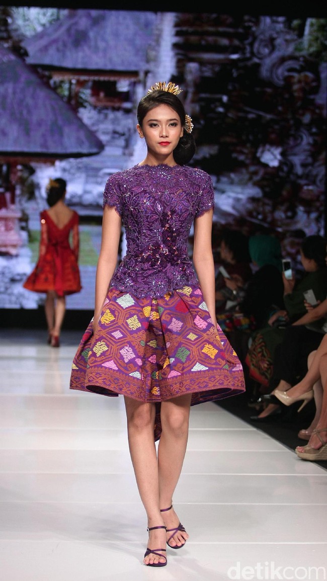 Koleksi terbaru dari Vera Anggraini dengan mengusung tema Merajut Nusantara yang bertempat di Ballroom Grand Hyatt hotel, Jakarta. [Foto: Mohammad Abduh/Wolipop]