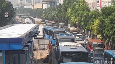 Stuck, Begini Penampakan Macet Mampang-Kuningan yang Makin Parah