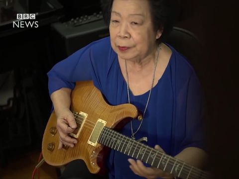 Nenek 81 Tahun Ini Jadi Bintang Rocker yang Jago Main Gitar