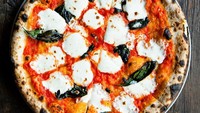 Kota New York menjadi kota dengan kualitas pizza terbaik di dunia. Pizza di kota ini dibuat oleh imigran Neapolitan. Dikenal  dengan potongan segitiga yang jadi bentuk standar potongan pizza. Foto: Istimewa