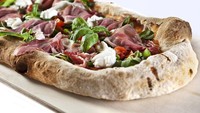 Tak ada yang bisa mengalahkan kelezatan pizza Grigoris di Venesia ini. Dibuat dari bahan baku terbaik dengan teknik pembuatan yang tinggi untuk pizza berbentuk oval ini. Foto: Istimewa