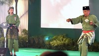 Jokowi tampak mengenakan pakaian khas pendekar silat berwarna hijau, lengkap dengan ikat kepala. (Foto: Rusman/Biro Pers Setpres)