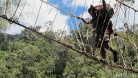 Ujung Desa Ugimba pun merupakan jembatan rotan yang seberangnya adalah hutan tak berpenghuni. Di hutan itulah, para pria suku Moni berburu kuskus atau kanguru pohon (Afif Farhan/detikTravel)