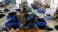 Rambut-rambut nanti di sortir. Dipisahkan berdasarkan warna, rambut panjang atau pendek, rambut yang langsung dicukur dari kepala, maupun rambut bekas dari salon (Arun Sankar/AFP)