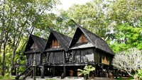Bangunan hitam ini bernama Baan Dam. Bangunan ini dikenal sebagai gambaran neraka. Bangunan ini berada di Distrik Mueang, Chiang Rai (Thinkstock)