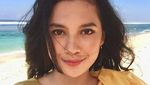 Pesona Indah Permatasari dengan Busana Kuning