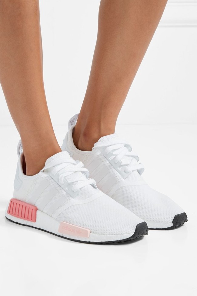 Masih dalam nuansa millennial pink, kali ini jadi aksen untuk sepatu NMD XR1. Dominasi warna putihnya memastikan sneakers ini cukup versatile dipakai dalam gaya apapun. Dok. Ist.