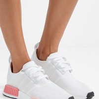 Masih dalam nuansa millennial pink, kali ini jadi aksen untuk sepatu NMD XR1. Dominasi warna putihnya memastikan sneakers ini cukup versatile dipakai dalam gaya apapun. Dok. Ist.