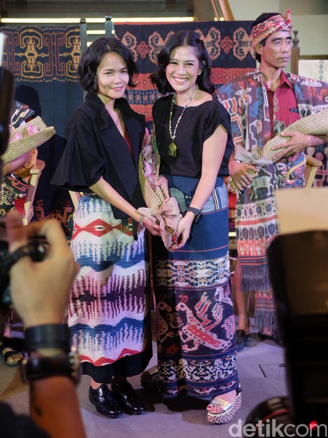 Kain Sumba punya keunikan tersendiri dan tak kalah cantiknya dari wastra Nusantara lainnya. Mudah sekali jatuh cinta pada kain tenun Sumba, ungkap Dian yang belakangan intens mengunggah foto OOTD dengan kain sumba di Instagram.  Foto: Daniel Ngantung/Wolipop