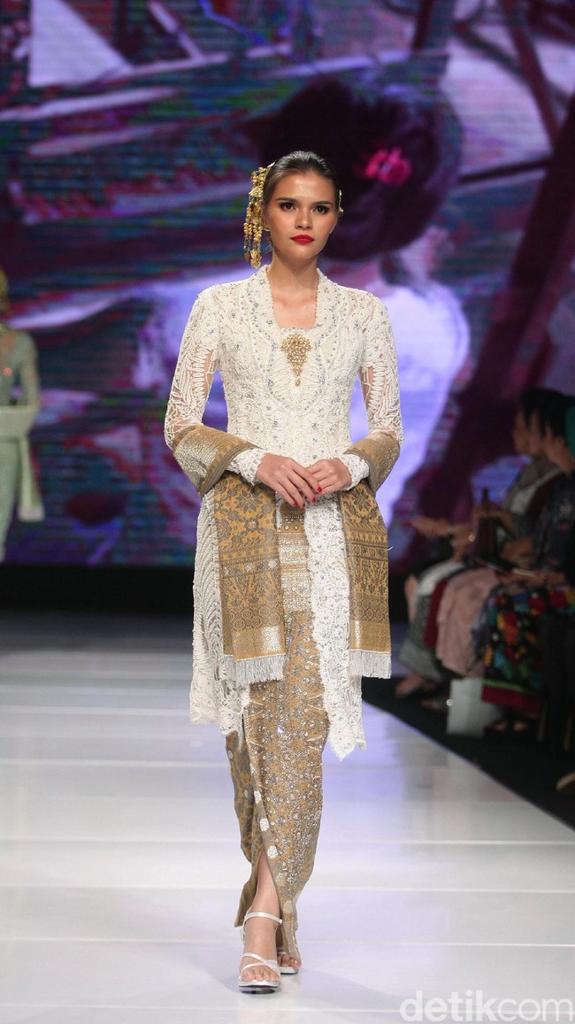 Koleksi terbaru dari Vera Anggraini dengan mengusung tema Merajut Nusantara yang bertempat di Ballroom Grand Hyatt hotel, Jakarta. [Foto: Mohammad Abduh/Wolipop]