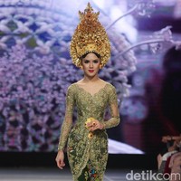 Koleksi terbaru dari Vera Anggraini dengan mengusung tema Merajut Nusantara yang bertempat di Ballroom Grand Hyatt hotel, Jakarta. [Foto: Mohammad Abduh/Wolipop]