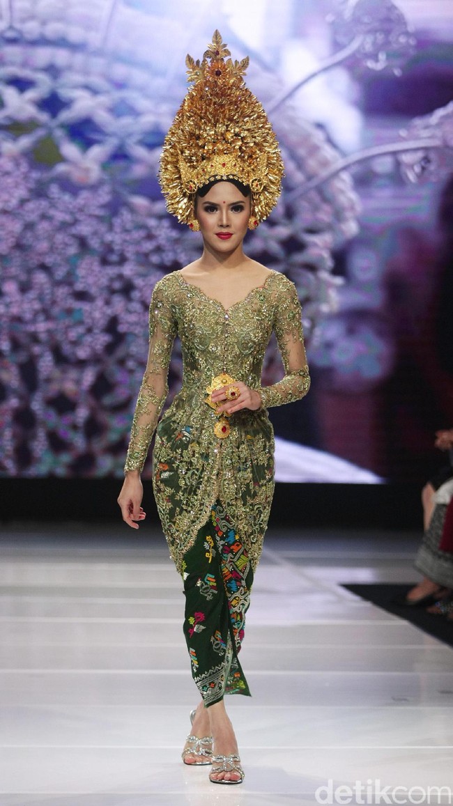 Koleksi terbaru dari Vera Anggraini dengan mengusung tema Merajut Nusantara yang bertempat di Ballroom Grand Hyatt hotel, Jakarta. [Foto: Mohammad Abduh/Wolipop]