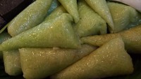 Lupis dibuat dari beras ketan putih yang direbus hingga matang. Teksturnya empuk dan legit, makin enak dimakan dengan saus gula merah. (Foto: detikFood)